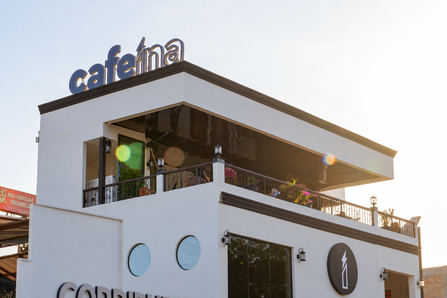 Fachada y terraza de Cafe&iacute;na El Cerrito al atardecer